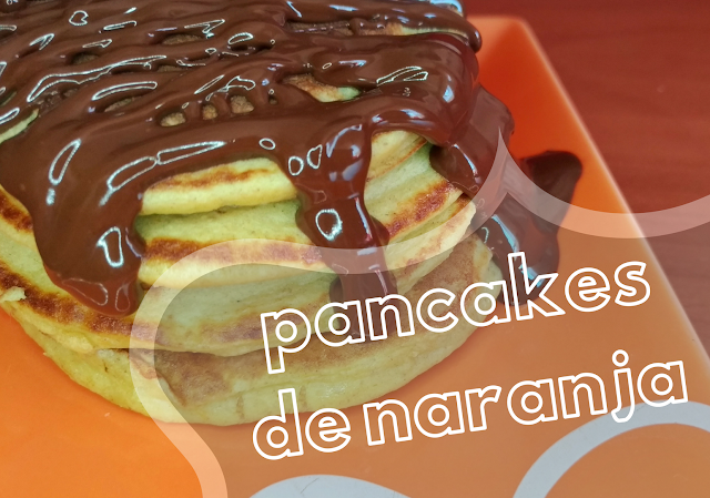 Pancakes o tortitas de avena y naranja con chocolate por encima merienda o desayuno saludable para peques