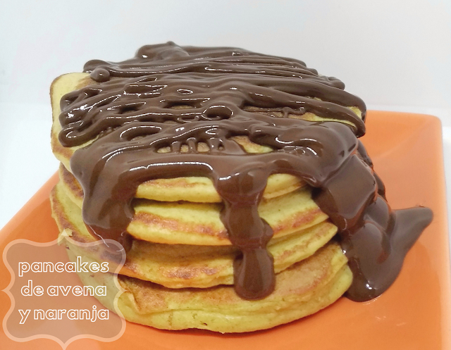 Pancakes o tortitas de avena y naranja con chocolate por encima merienda o desayuno saludable para peques